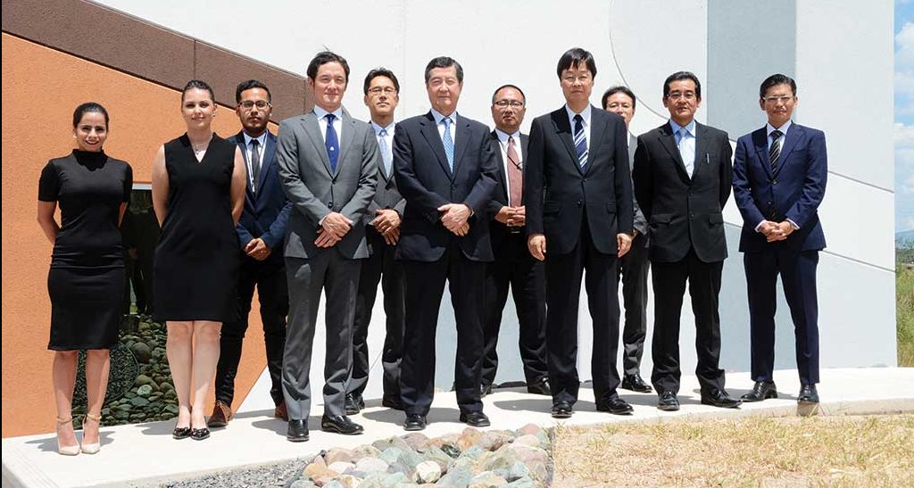 Directivos de Nippon Pillar Packing Co., Ltd. de Japón y el equipo de colaboradores de la nueva sucursal en Lagos de Moreno.
